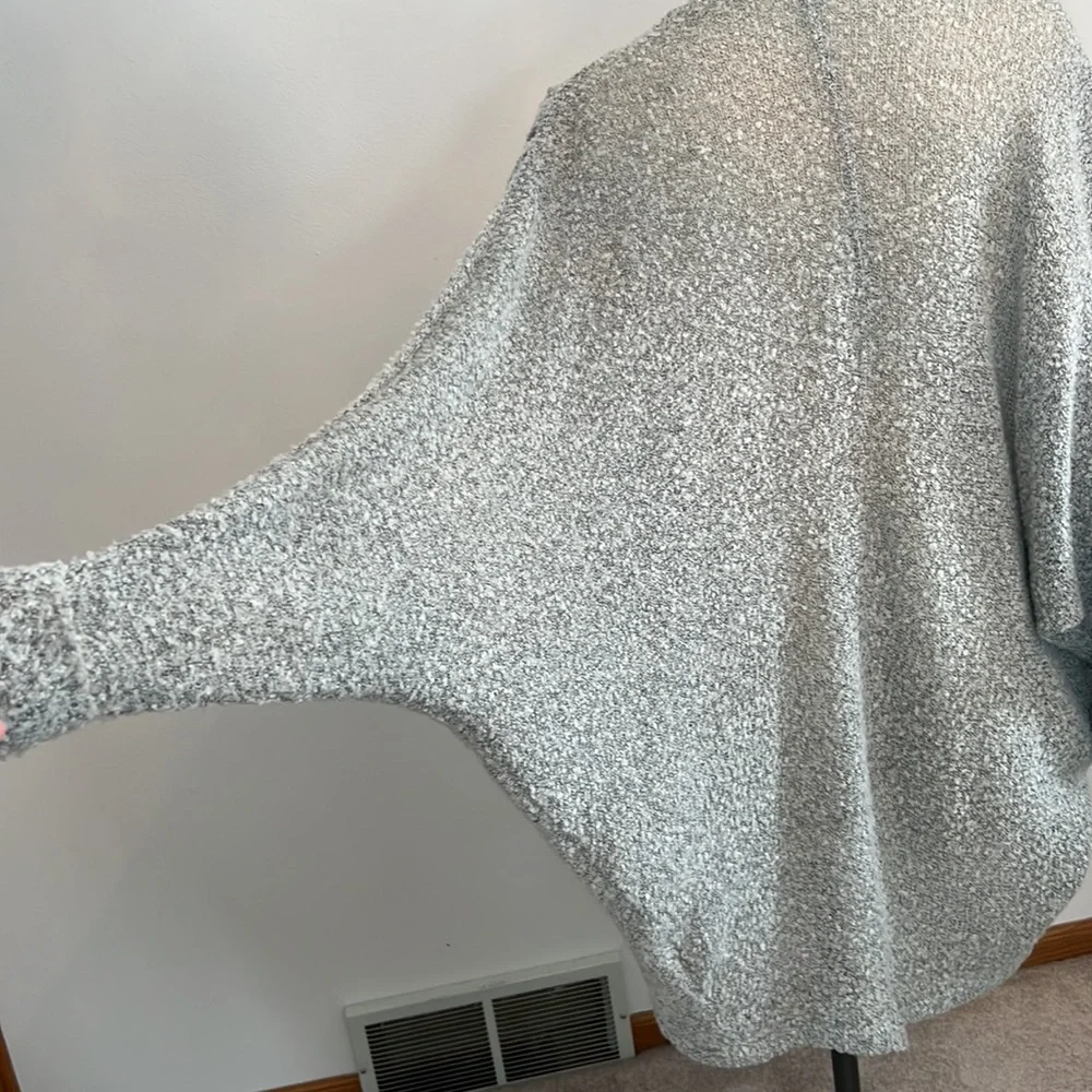Cardigan lightweight. Rounded hemline. - Picture 4 of 8